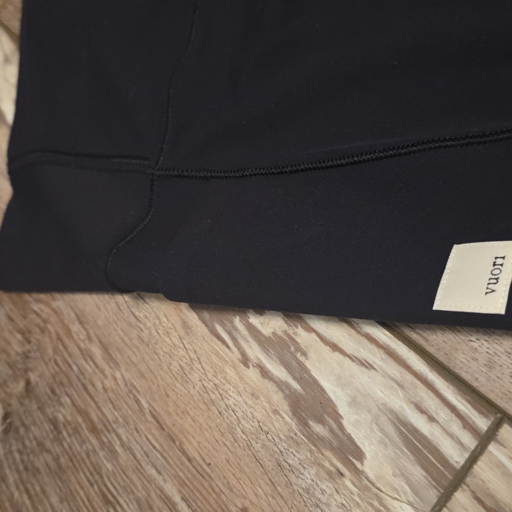 NWT Women's Vuori "Daily Leggings-Short, W/Pockets". Color Black. - Picture 2 of 8